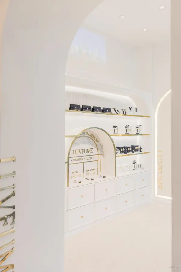 골드 선반이 돋보이는 럭셔리 향수 디스플레이 공간